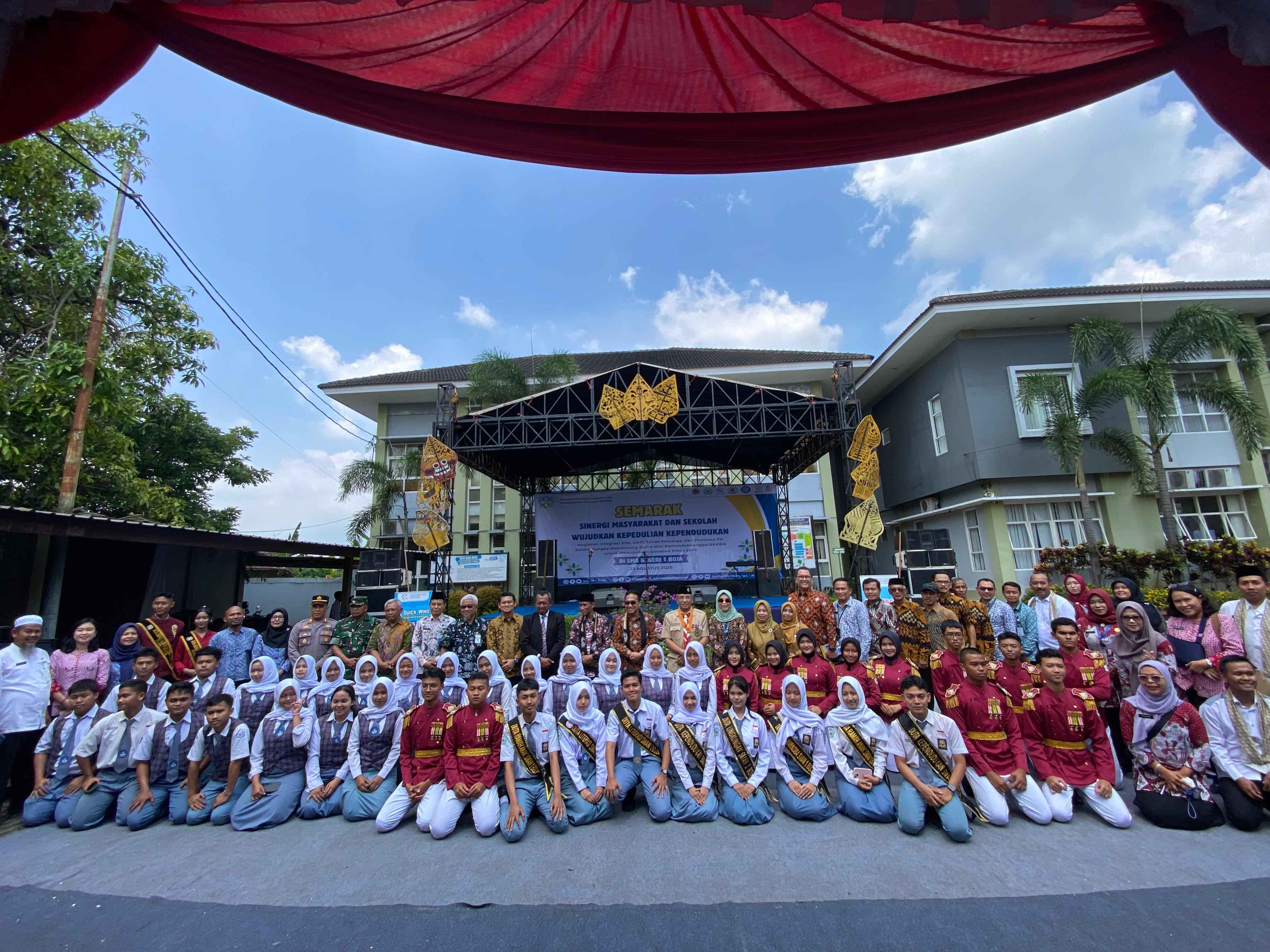 Sekolah Siaga Kependudukan (SSK) SMA Negeri 1 Boja dihadiri oleh Dr. Bonivasius Prasetya Ichtiarto, S.Si., M.Eng. Deputi BKKBN 